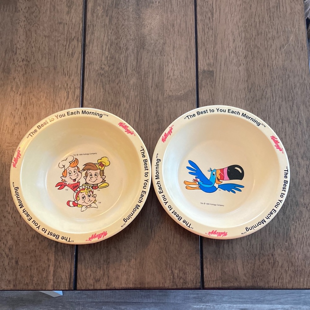 (2) 1995 Kellogg’s cereal plastic bowls ~ Fruit Loops ~ Rice Crispies